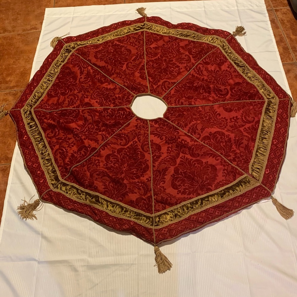 Elegant Villa Bacci Christmas Tree Skirt. Hobby Lobby collection 2008. EC